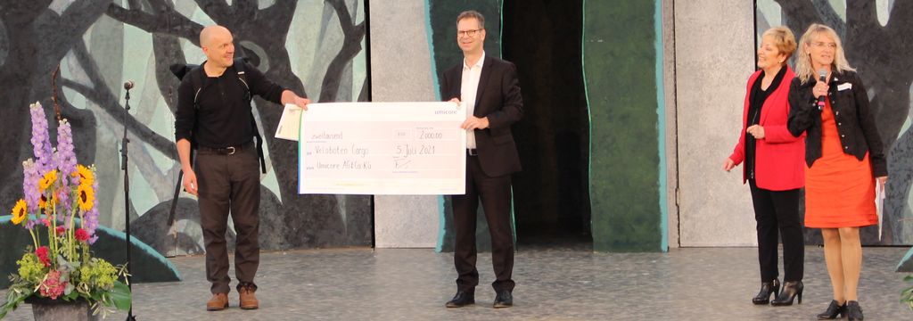 Die symbolische Scheckübergabe